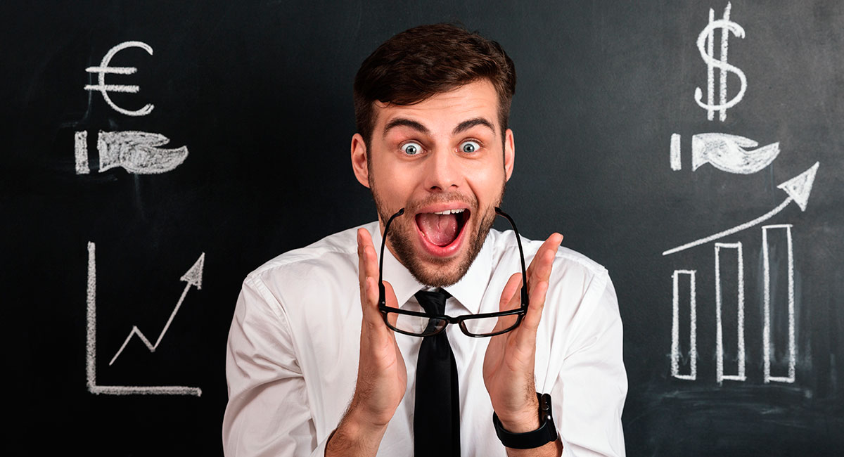 Profesional analizando resultados y beneficios del email marketing